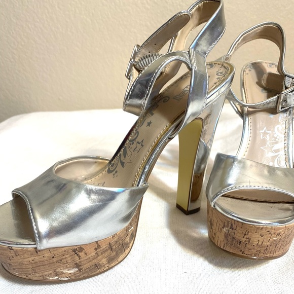 Silver high heeled open toe platform Halloween high heels. - Picture 15 of 16